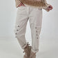 Hose mit elastischem Bund und Knopfdetails - beige