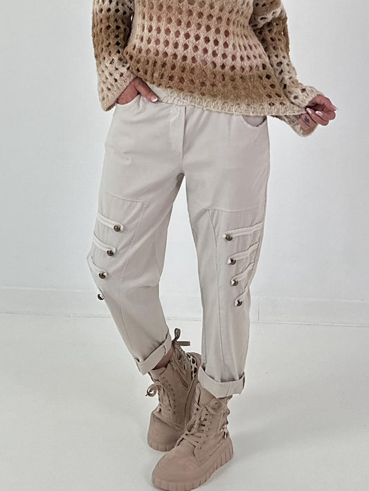 Hose mit elastischem Bund und Knopfdetails - beige