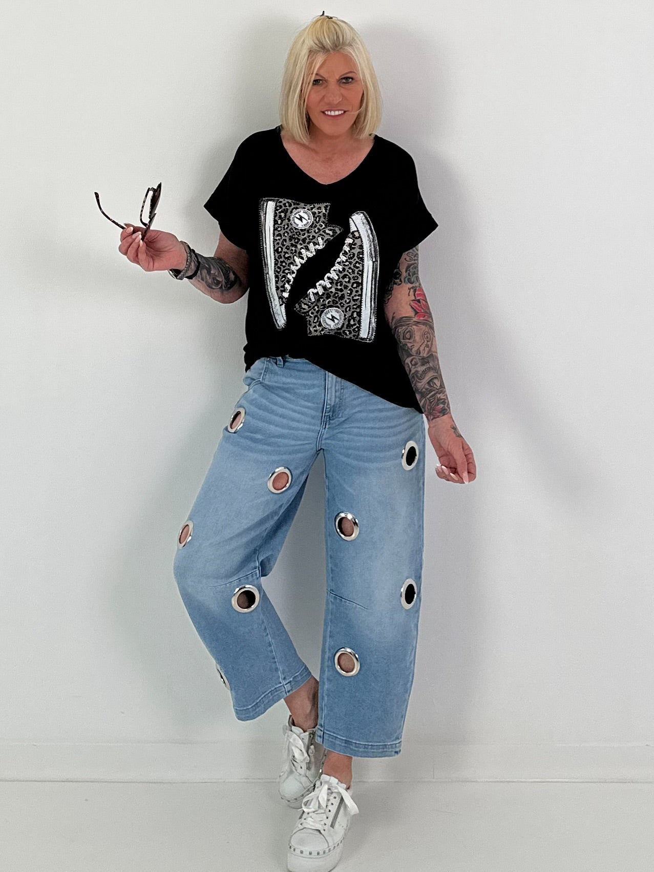 T-Shirt mit Leo Schuhprint - schwarz