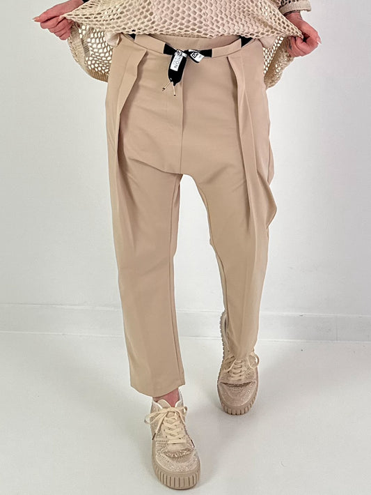 Hose mit breiter Bundfalte - beige