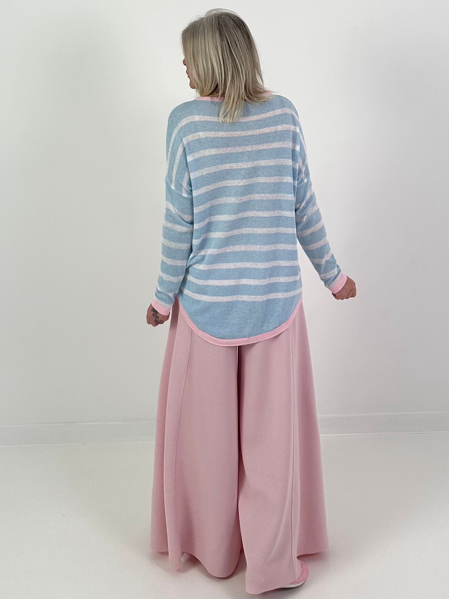 Leichter Pullover mit Streifen - hellblau-weiss