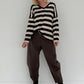 Gestreifter Strickpullover mit V-Ausschnitt - mokka-beige