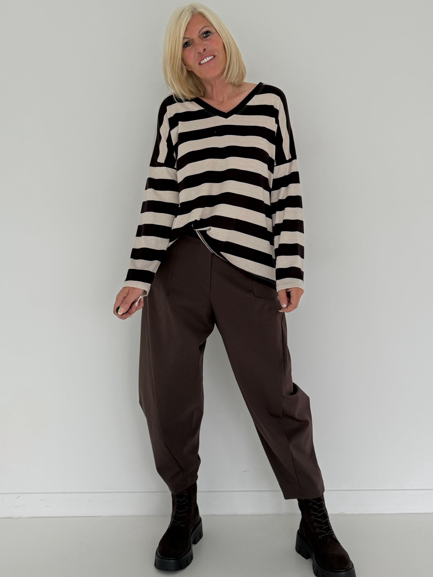 Gestreifter Strickpullover mit V-Ausschnitt - mokka-beige