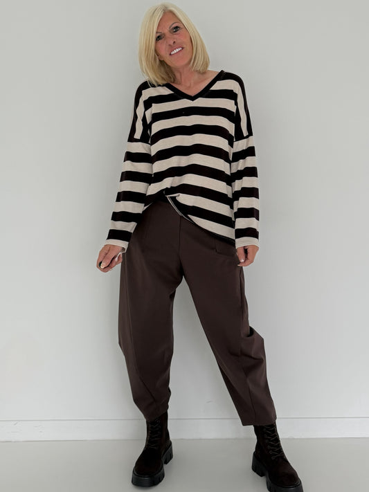 Gestreifter Strickpullover mit V-Ausschnitt - mokka-beige