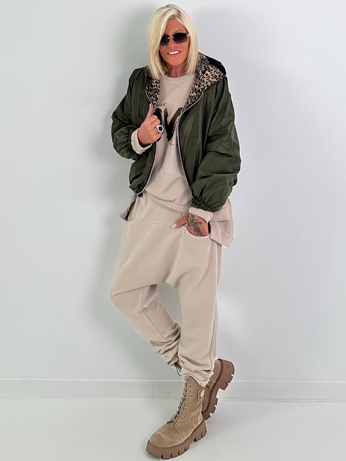 2 in 1 Jacke mit Leo-Print - oliv