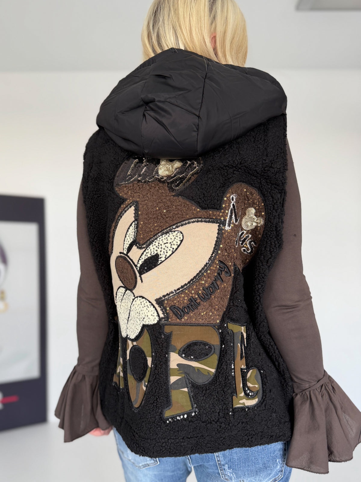 Weste in Teddy-Fur-Optik mit Kapuze - schwarz-mehrfarbig