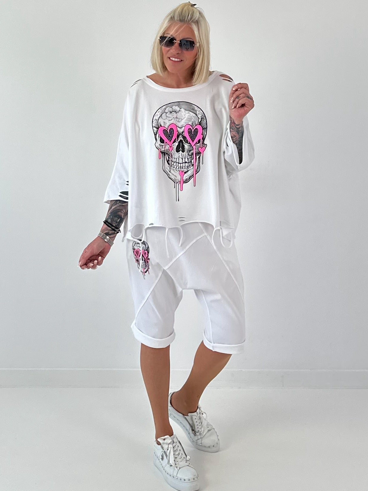 Oversized Shirt mit Cut Outs und Skull - weiss