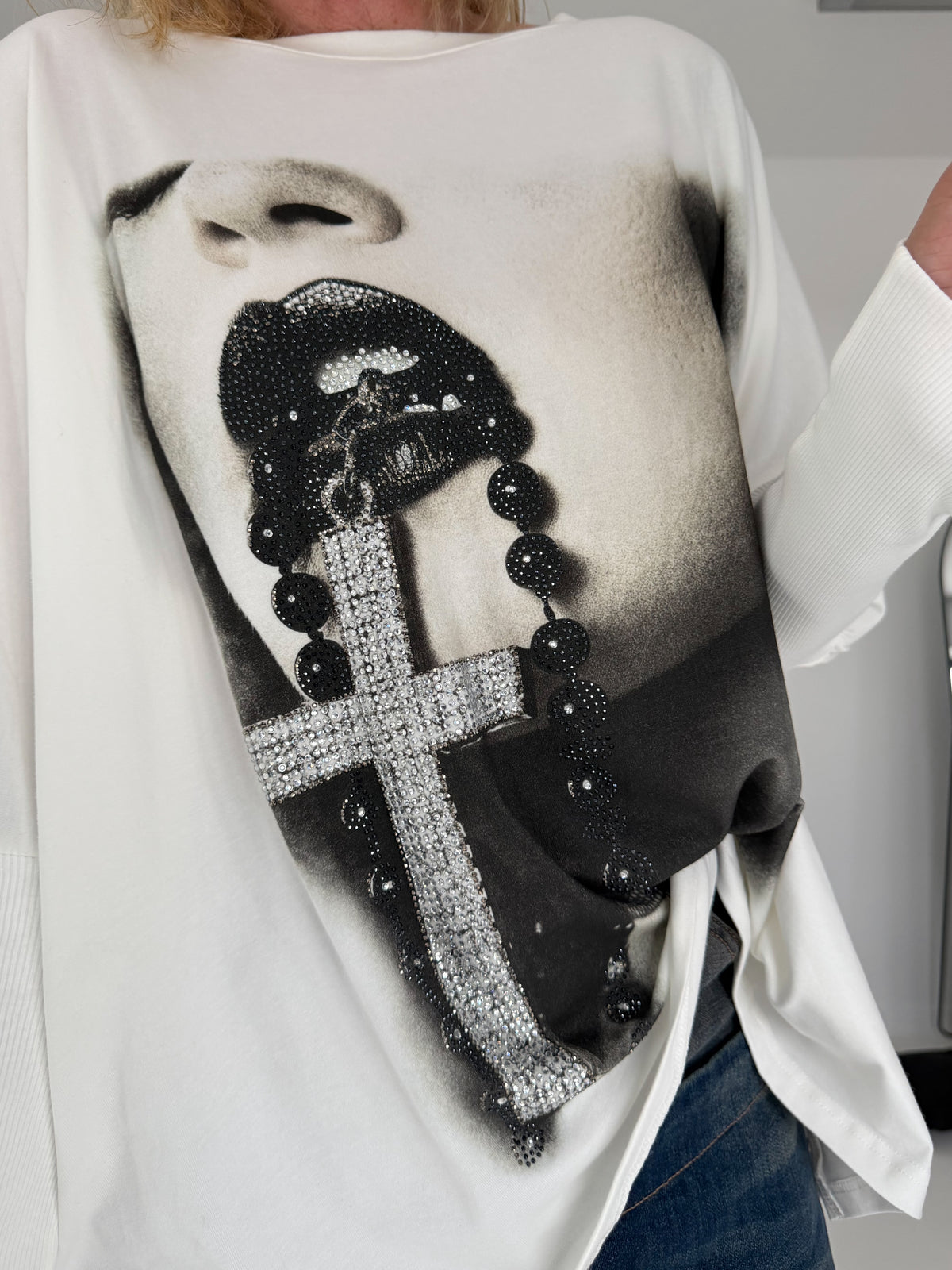 Sweater mit Stulpenärmeln und Strassmotiv Woman & Cross - ecru