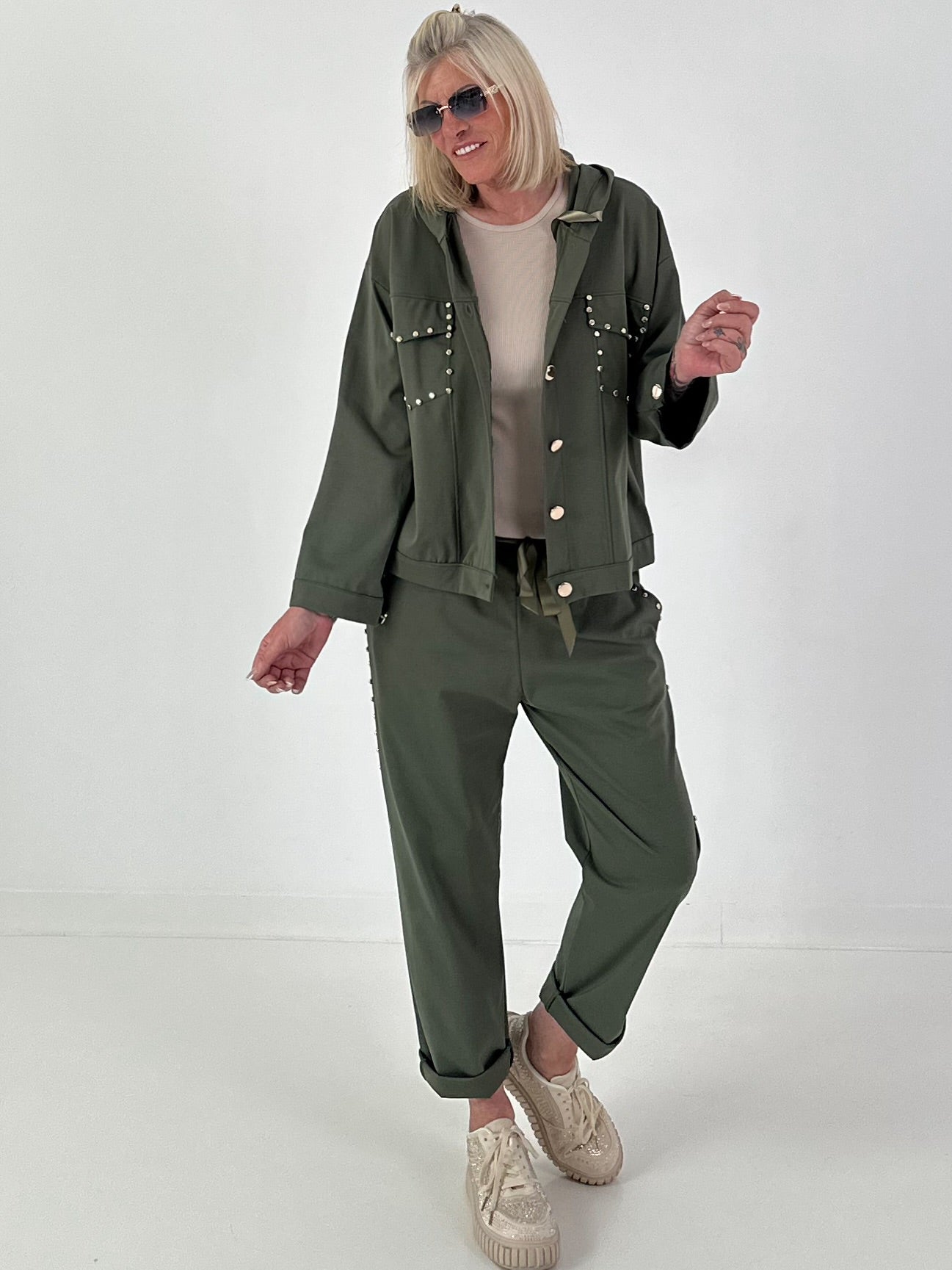 Jacke mit goldenen Nieten-Details - oliv