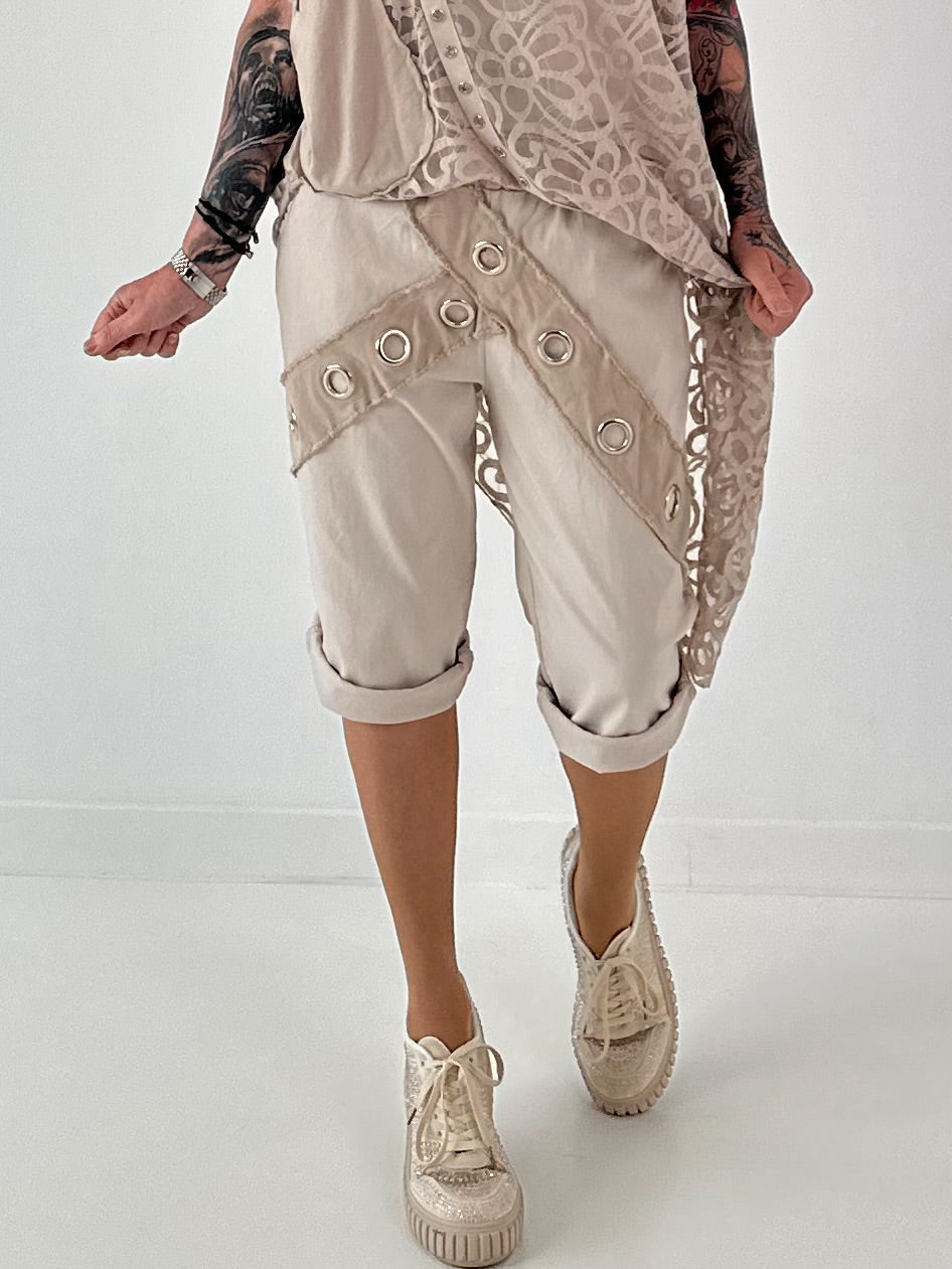 Kurze Hose mit Jeanselementen und Ösen - beige