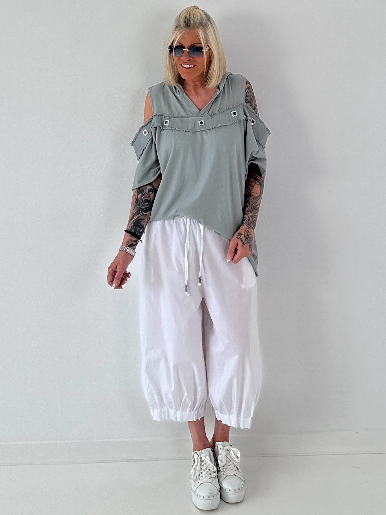 Hoodie Shirt mit Cut Out Shoulder - grau