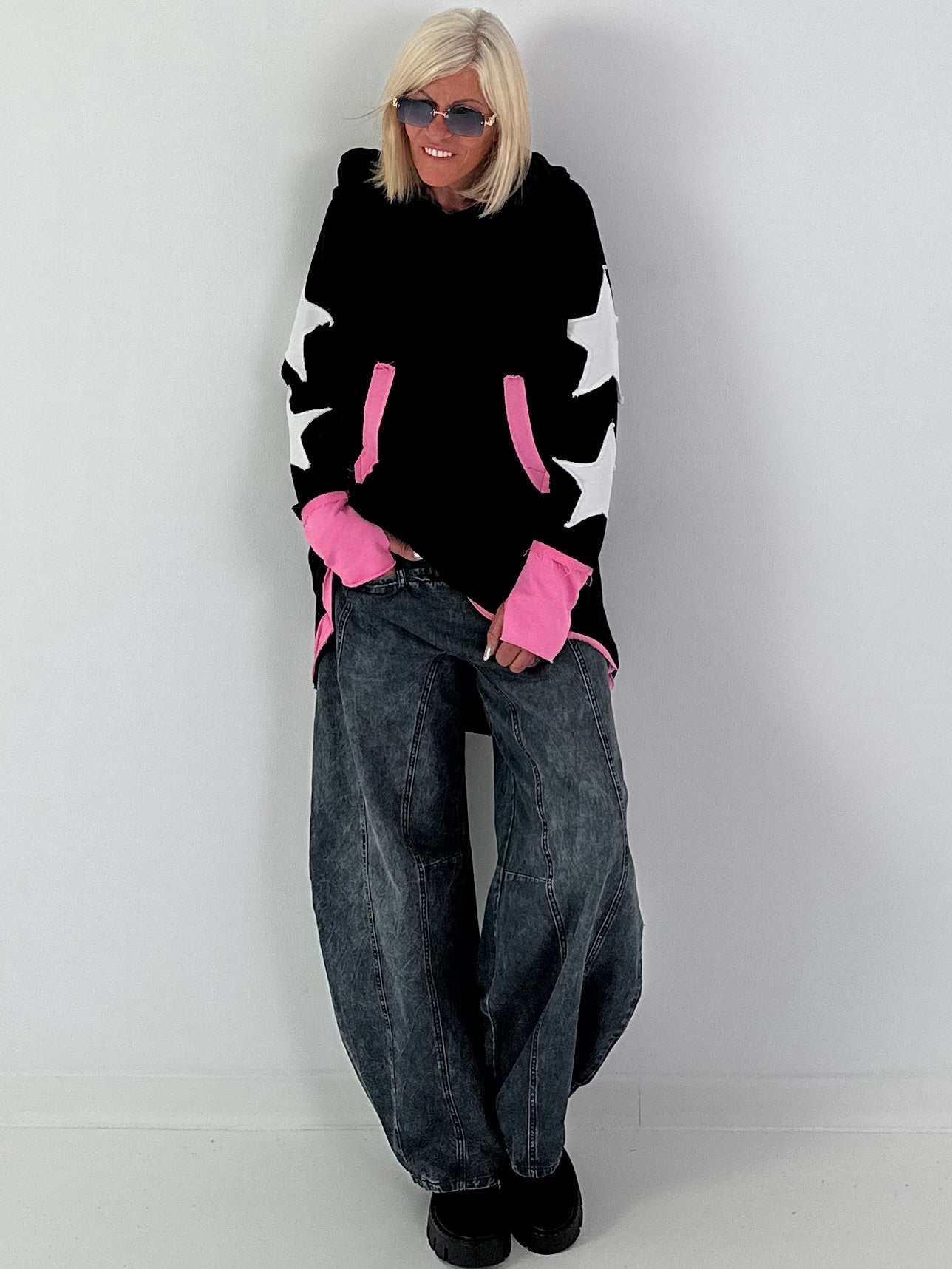 Casual long hoodie with thumbhole and trendy star elements - black