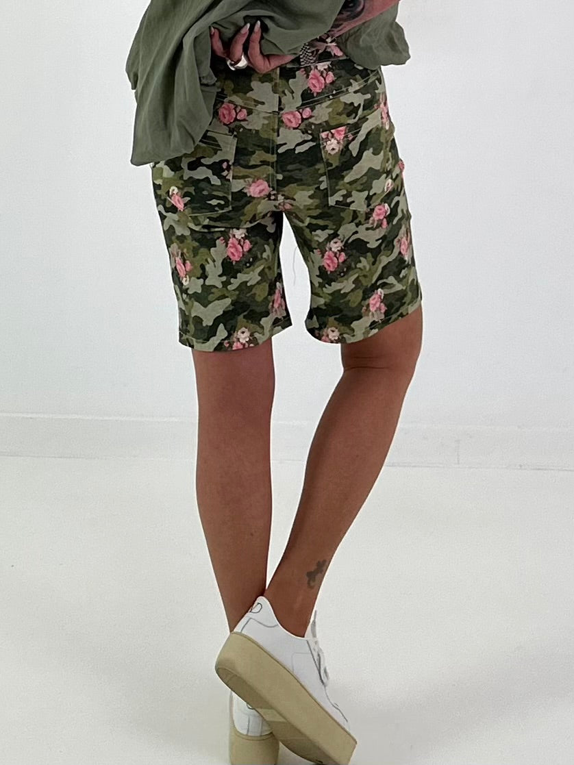 Kurze Hose Camouflage mit floralen Details - khaki-mehrfarbig