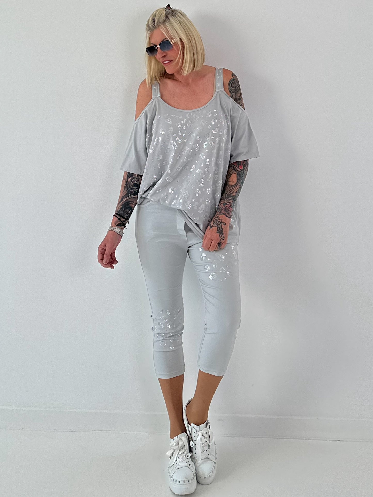 Shirt mit Cold Shoulder und Leo Strass - hellgrau