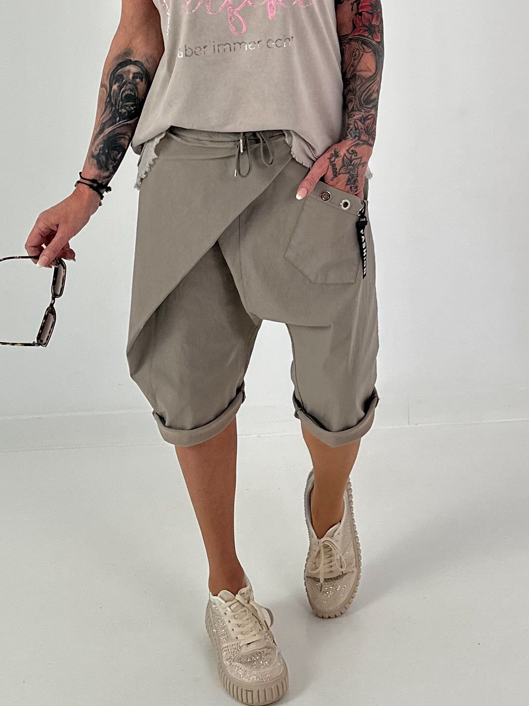 Baggy Short mit Überwurf und Tasche mit Details - taupe