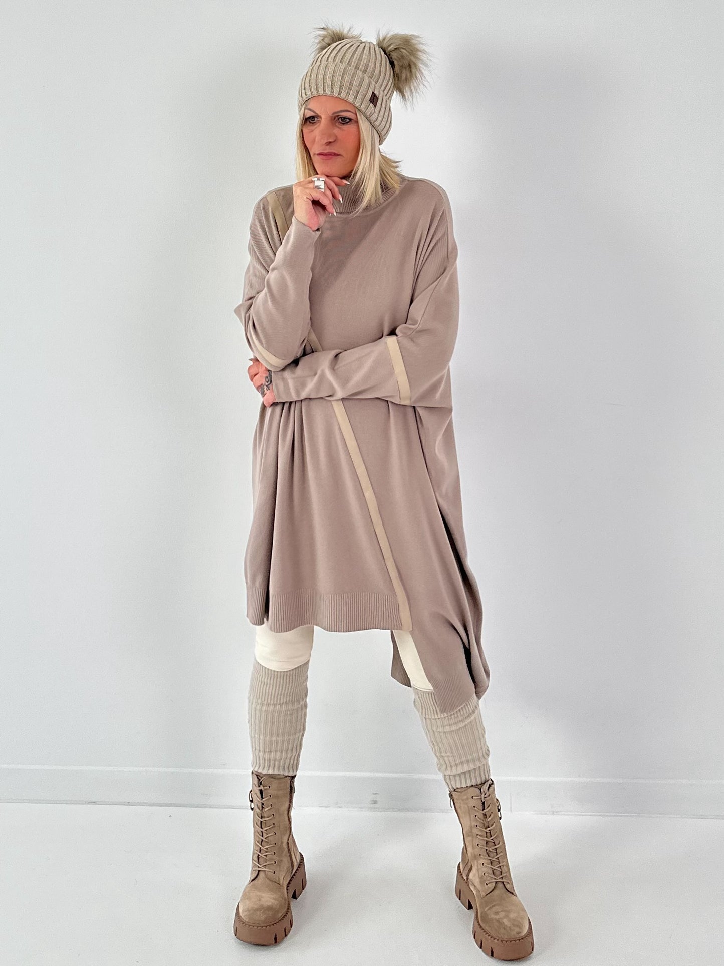 Asymmetrische oversized trui model "Line Affair" - beige