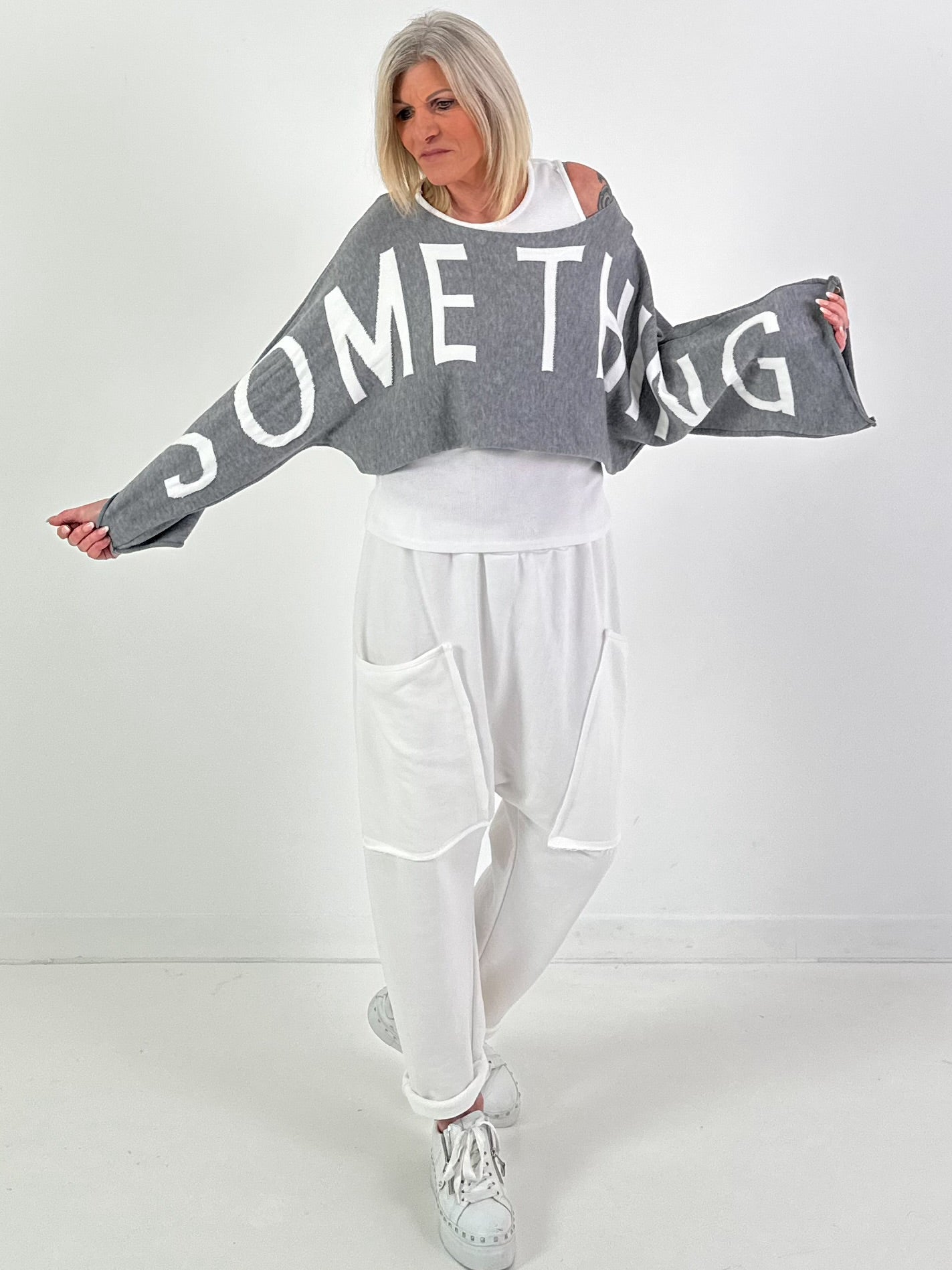 Cropped sweater model "Something" - grijs-wit