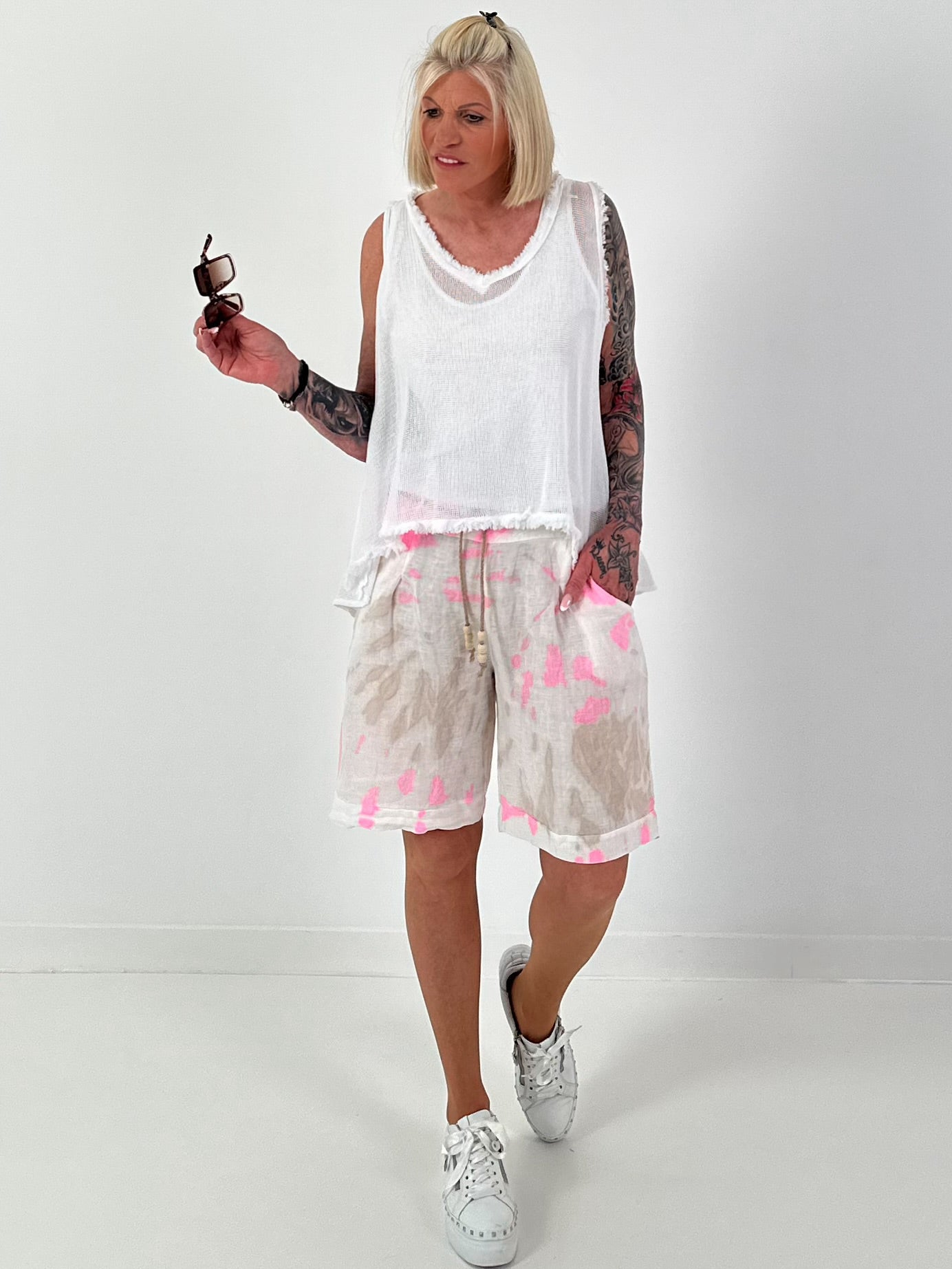 Leinen Short mit Batik Muster - weiss-neonpink-beige