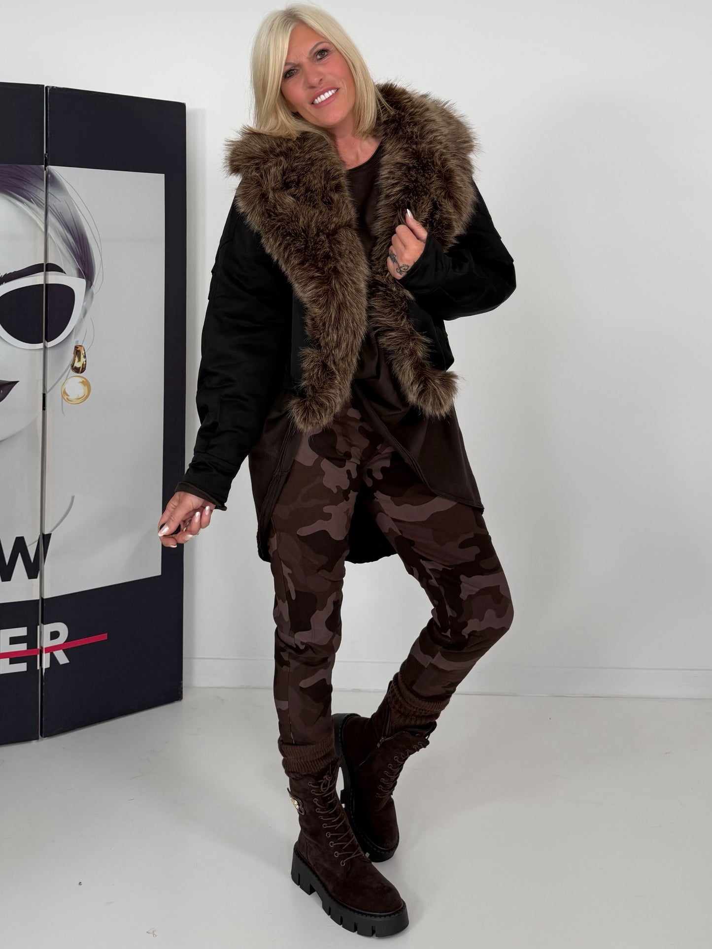 Jacke mit kuscheligem Fellkragen - schwarz
