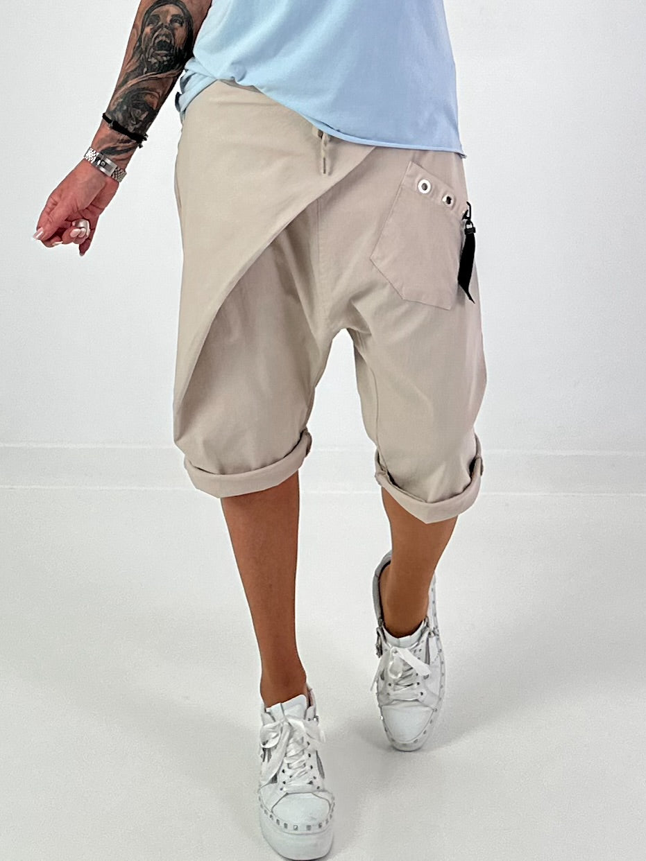 Kurze Baggy mit kleinen Ösen-Details - beige
