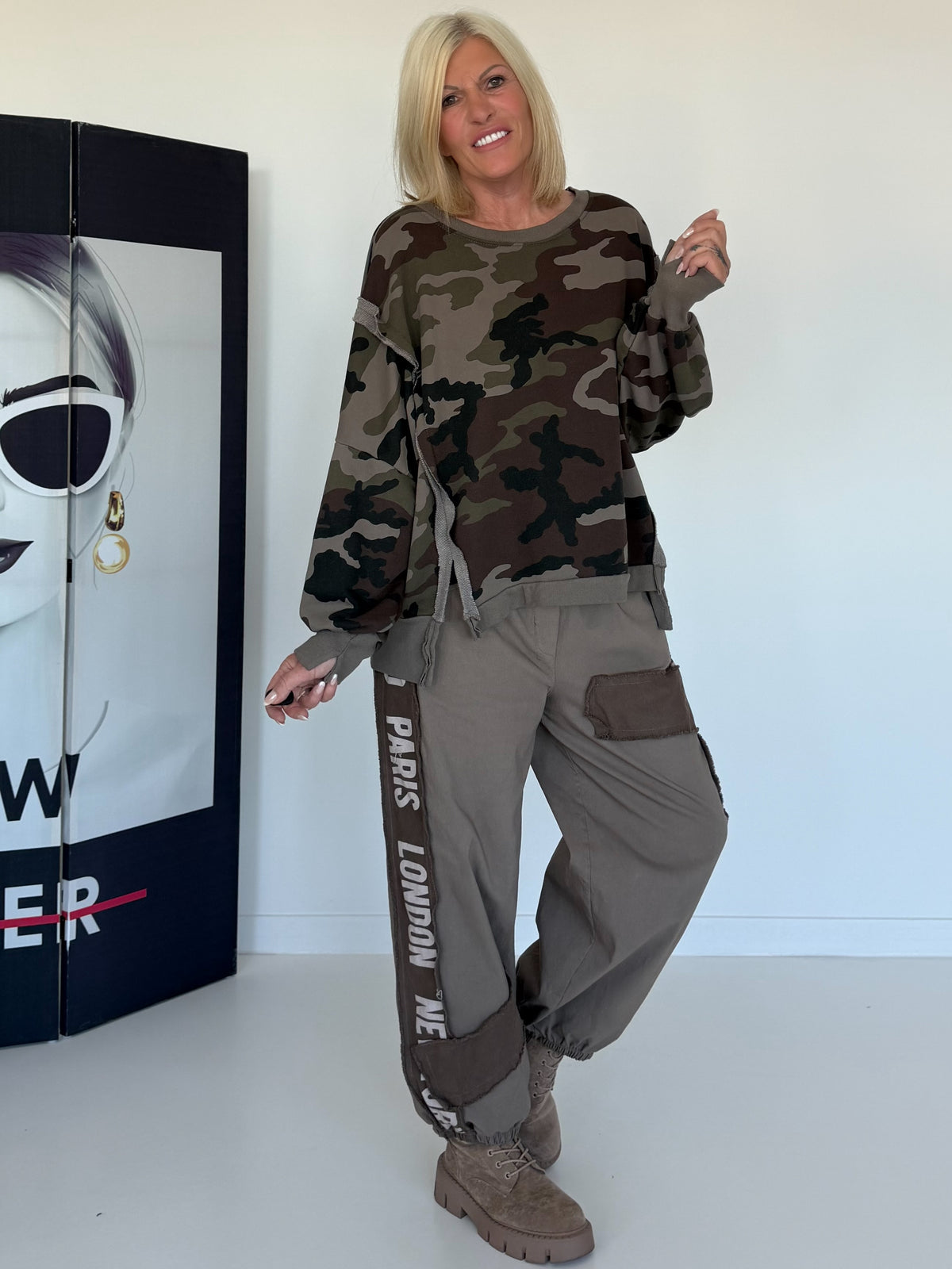 Hose mit City-Statement-Print - taupe