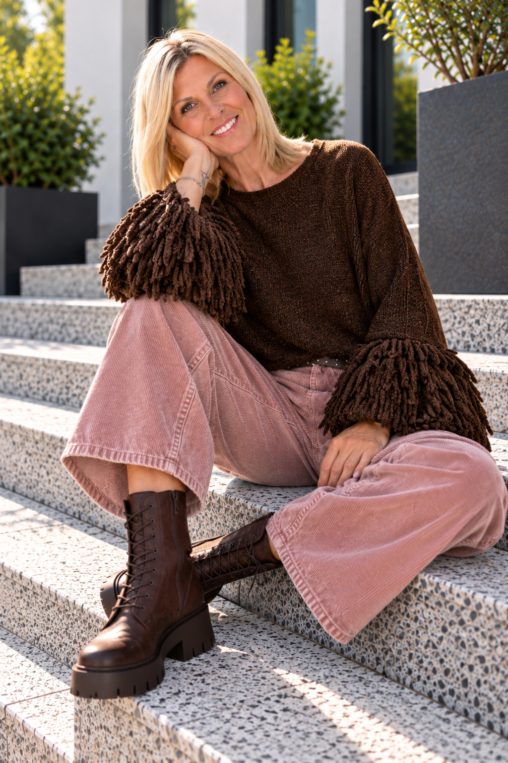 Pullover mit Trompetenärmeln im Fransen-Look - mokka