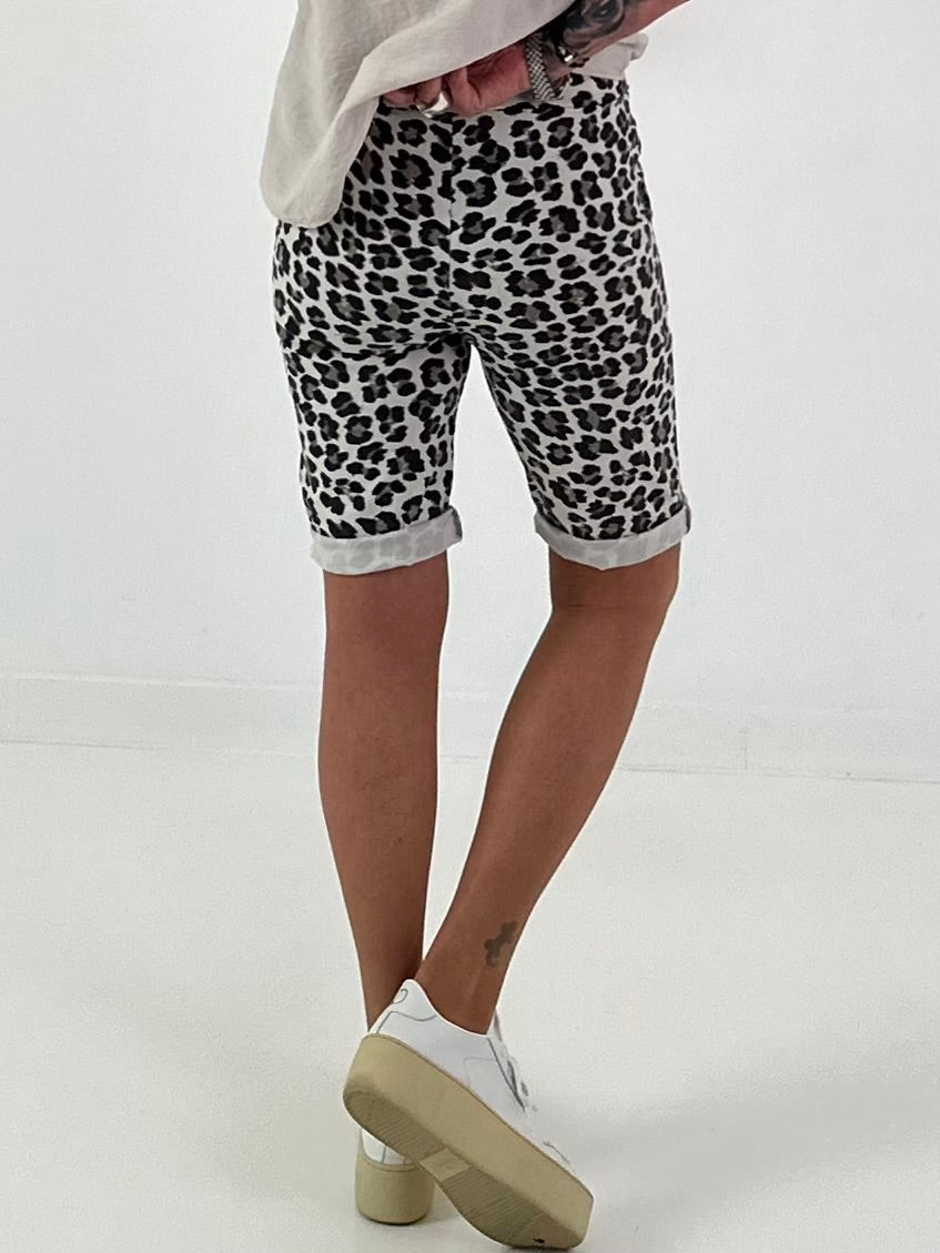 Kurze Hose im Leo Look- beige