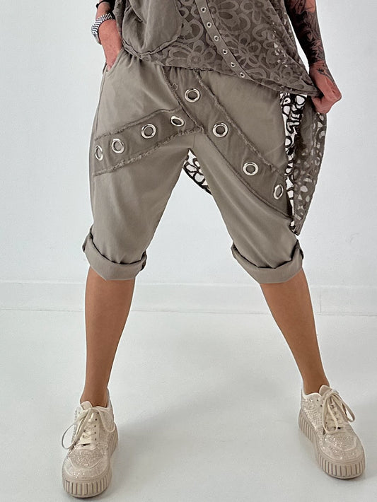 Kurze Hose mit Jeanselementen und Ösen - taupe