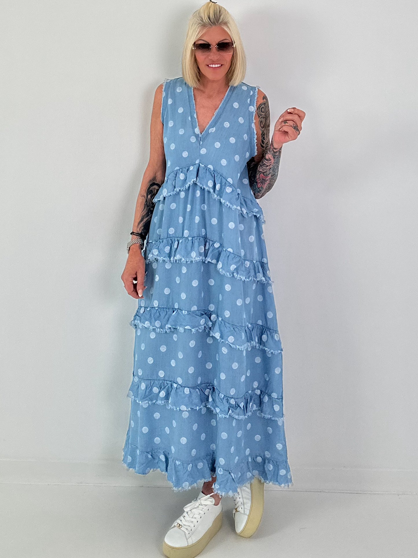 Jeanskleid Ärmellos mit Volant und Allover Punkten - hellblau