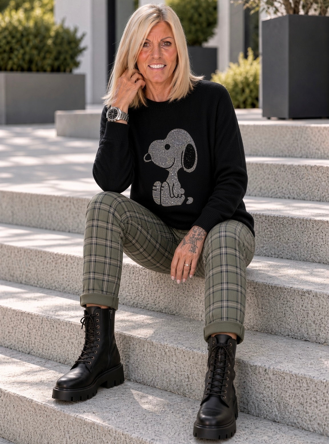 Pullover mit Strass-Cartoon-Motiv - schwarz