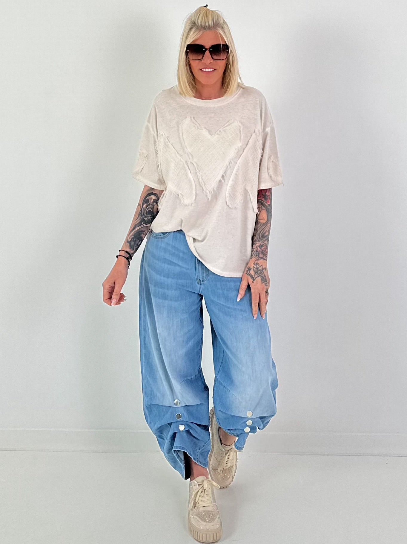 T-Shirt mit Herz-Applikationen - beige