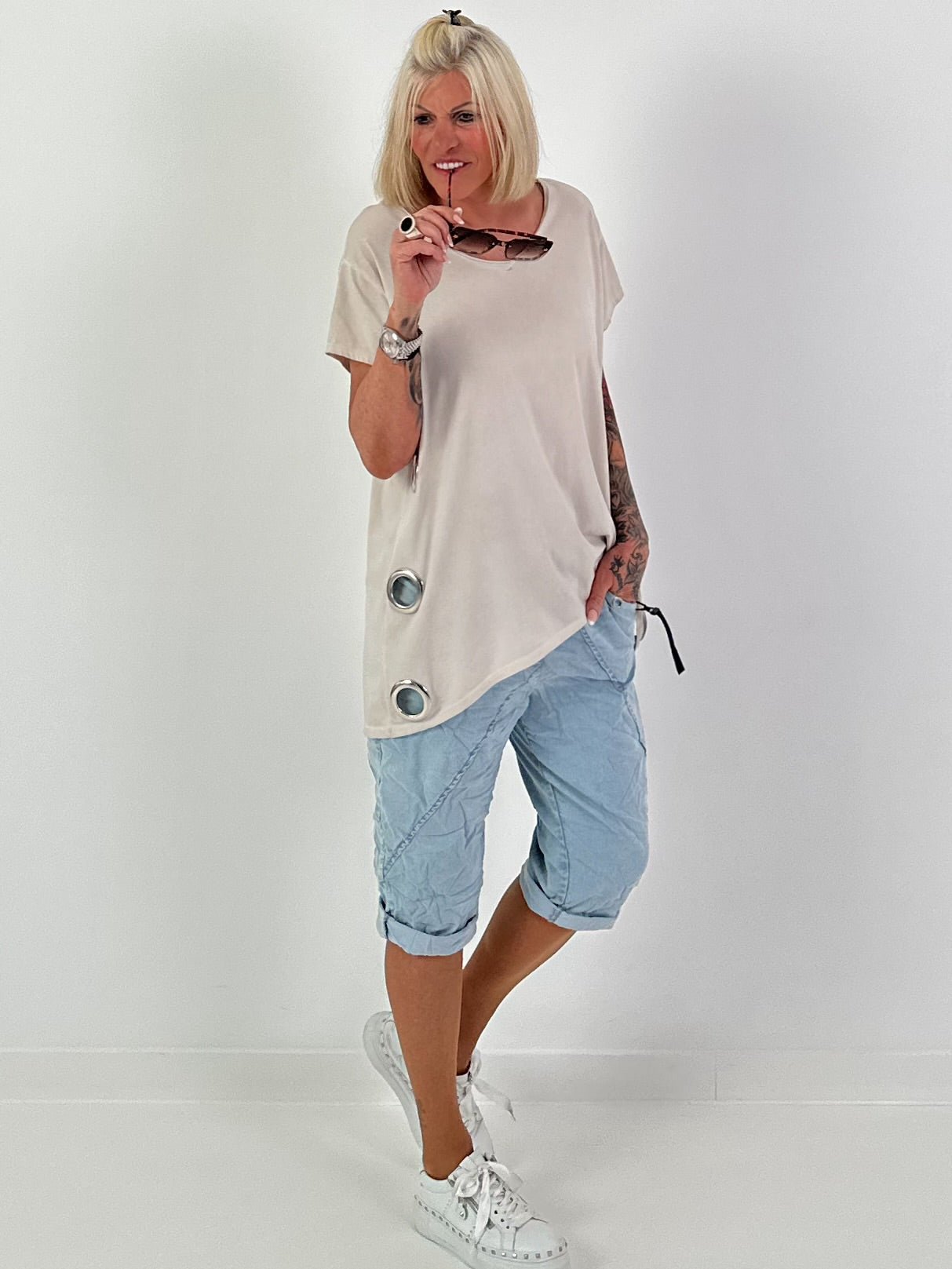 T-Shirt mit seitlichen Ösen - beige