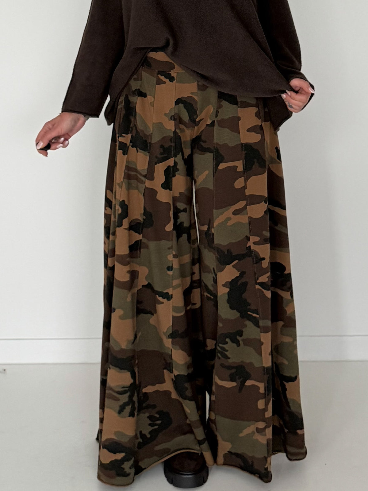 Palazzo sweatpants in camouflage look - mocha-multicolored