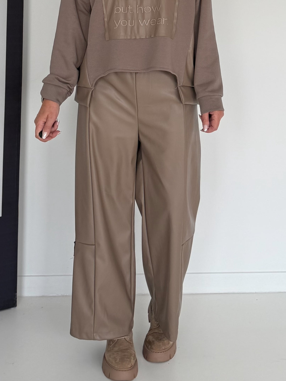 Vegane Lederhose mit weitem Bein - taupe
