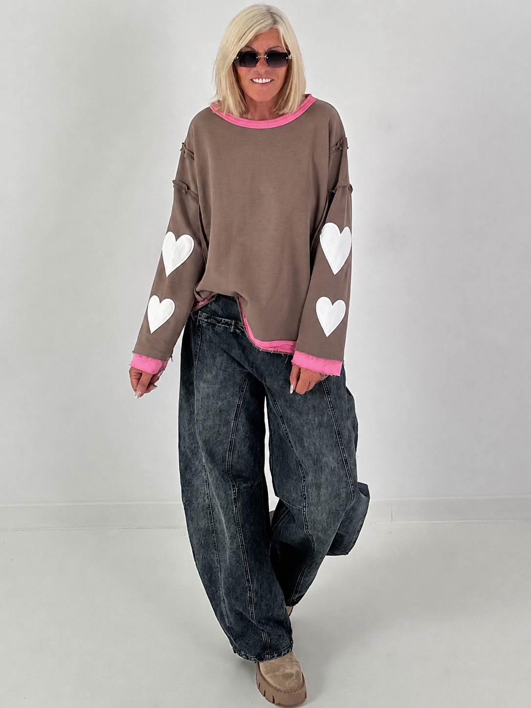 Sweatshirt mit trendigen Herzelementen - taupe