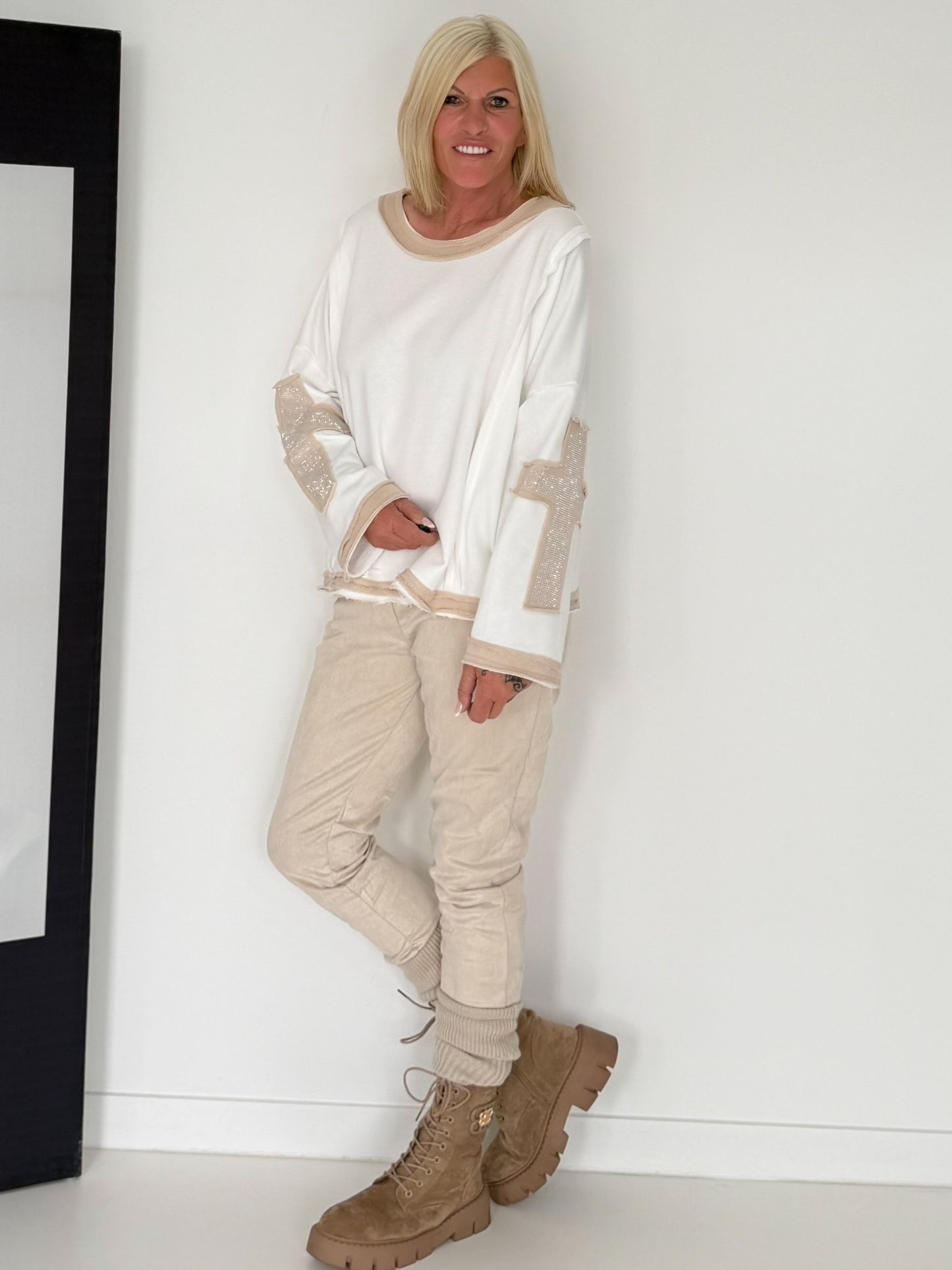 Oversized Sweater mit Strasskreuz - ecru-beige