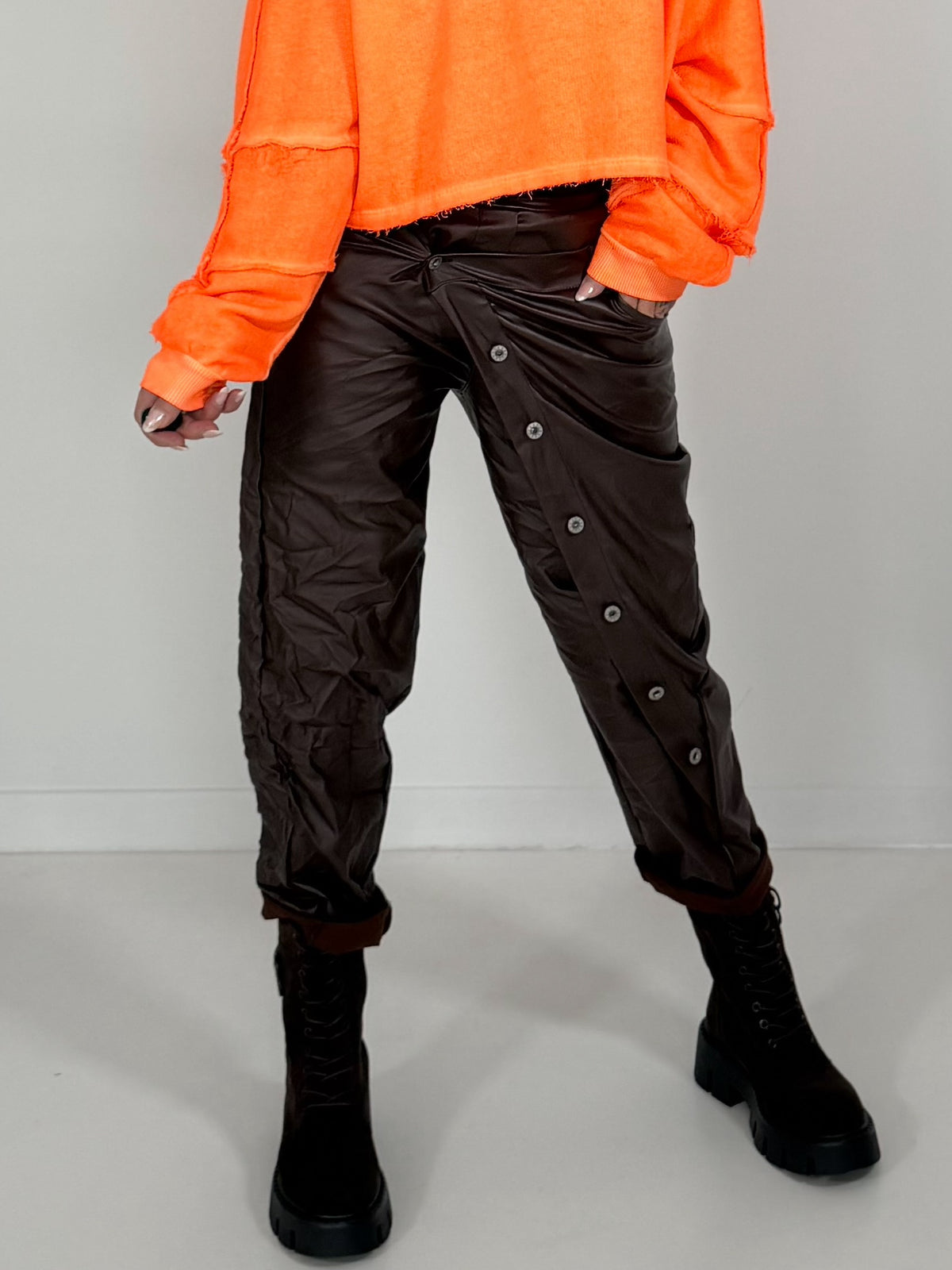 Vegane Lederhose Knopfleiste quer - mokka