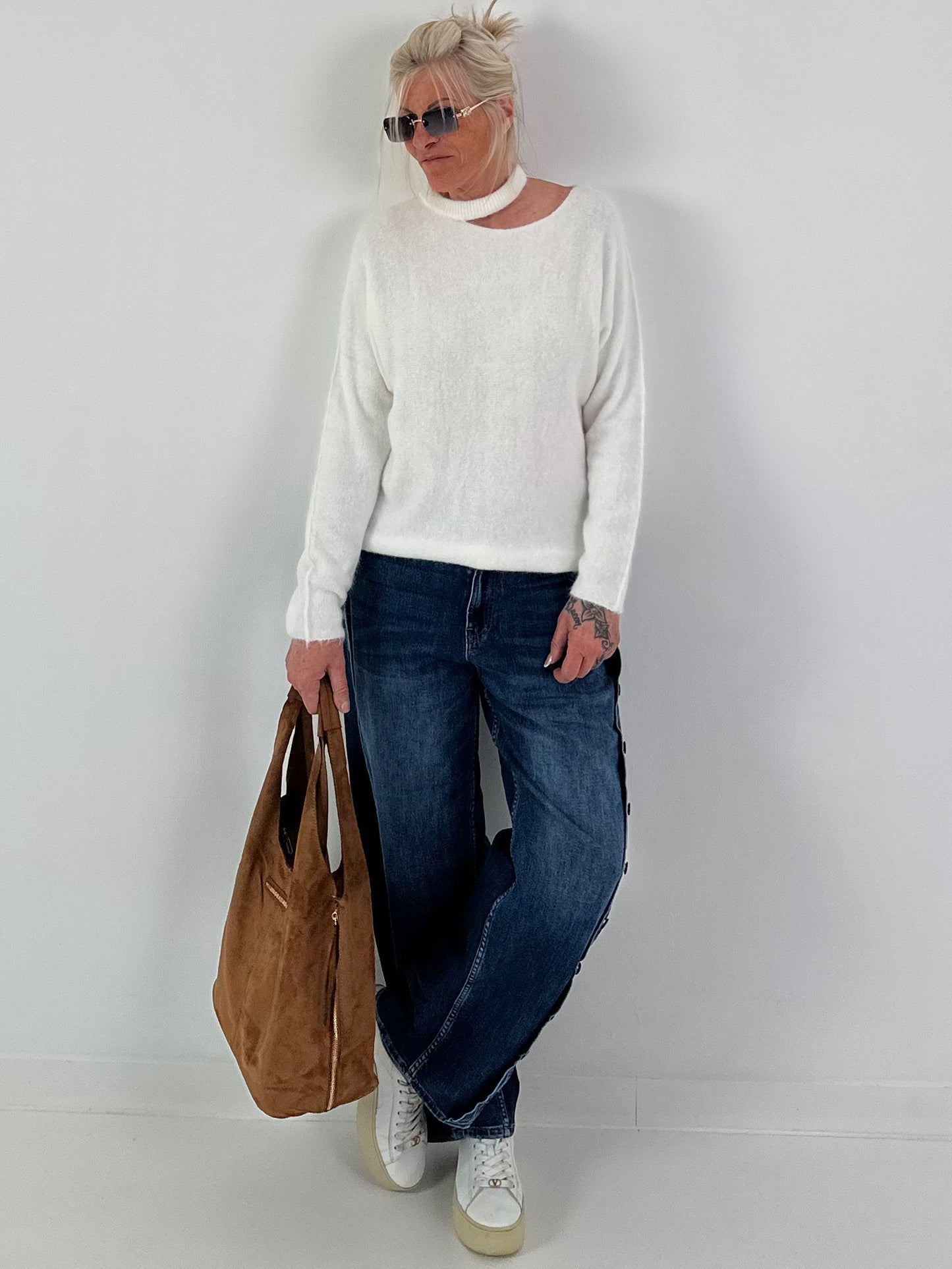 Knit sweater with cut-out - white