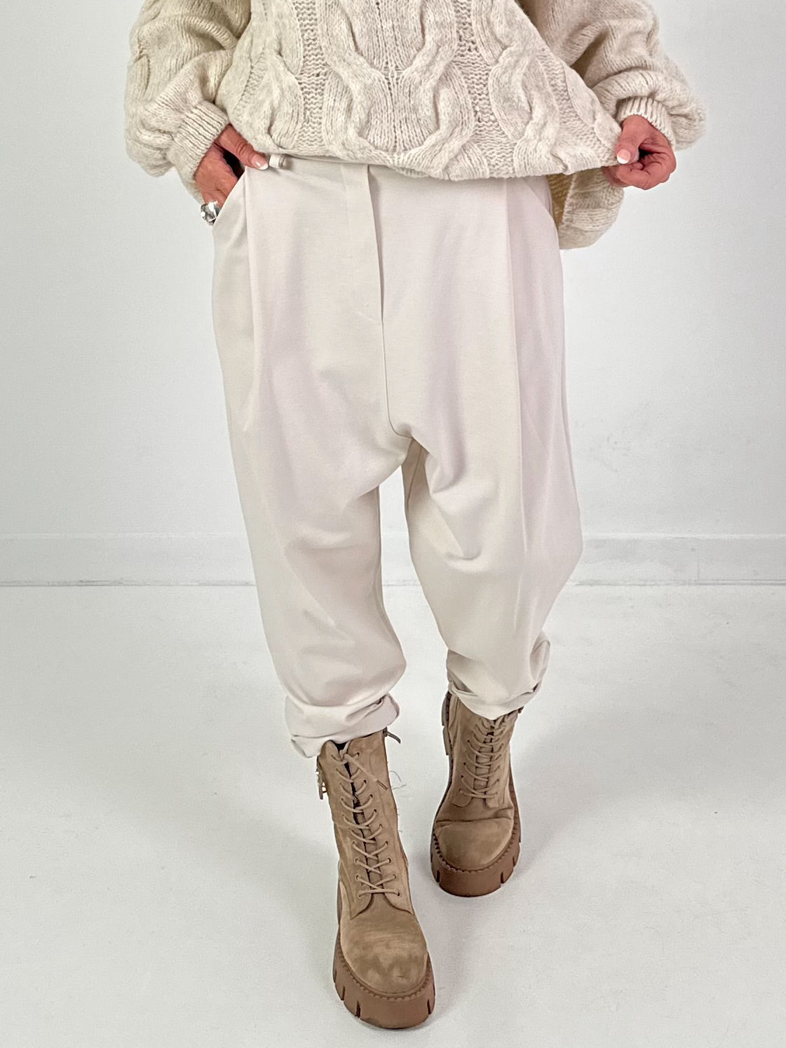 Baggy broek model “Effortless Ease” - beige