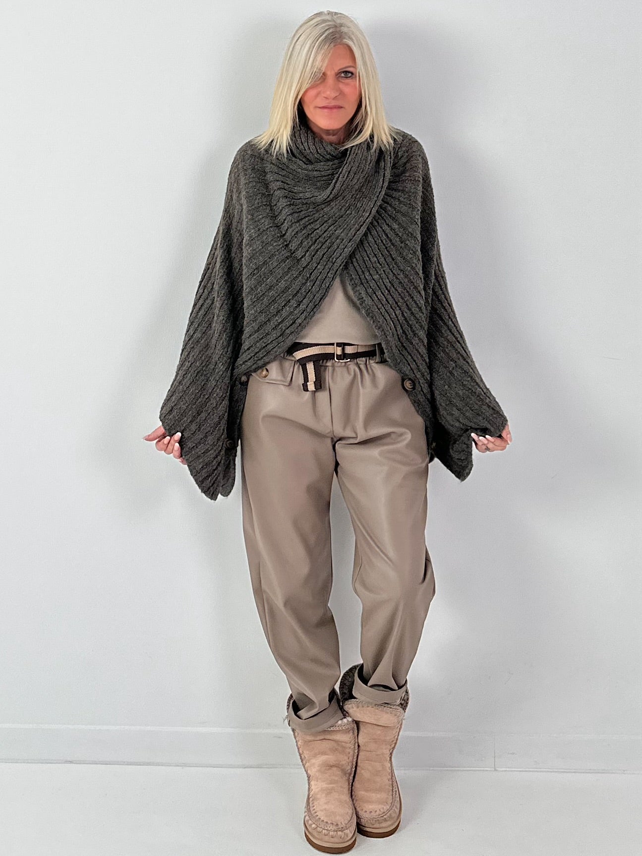 Poncho Pullover Model "Soul Warmer" - taupe