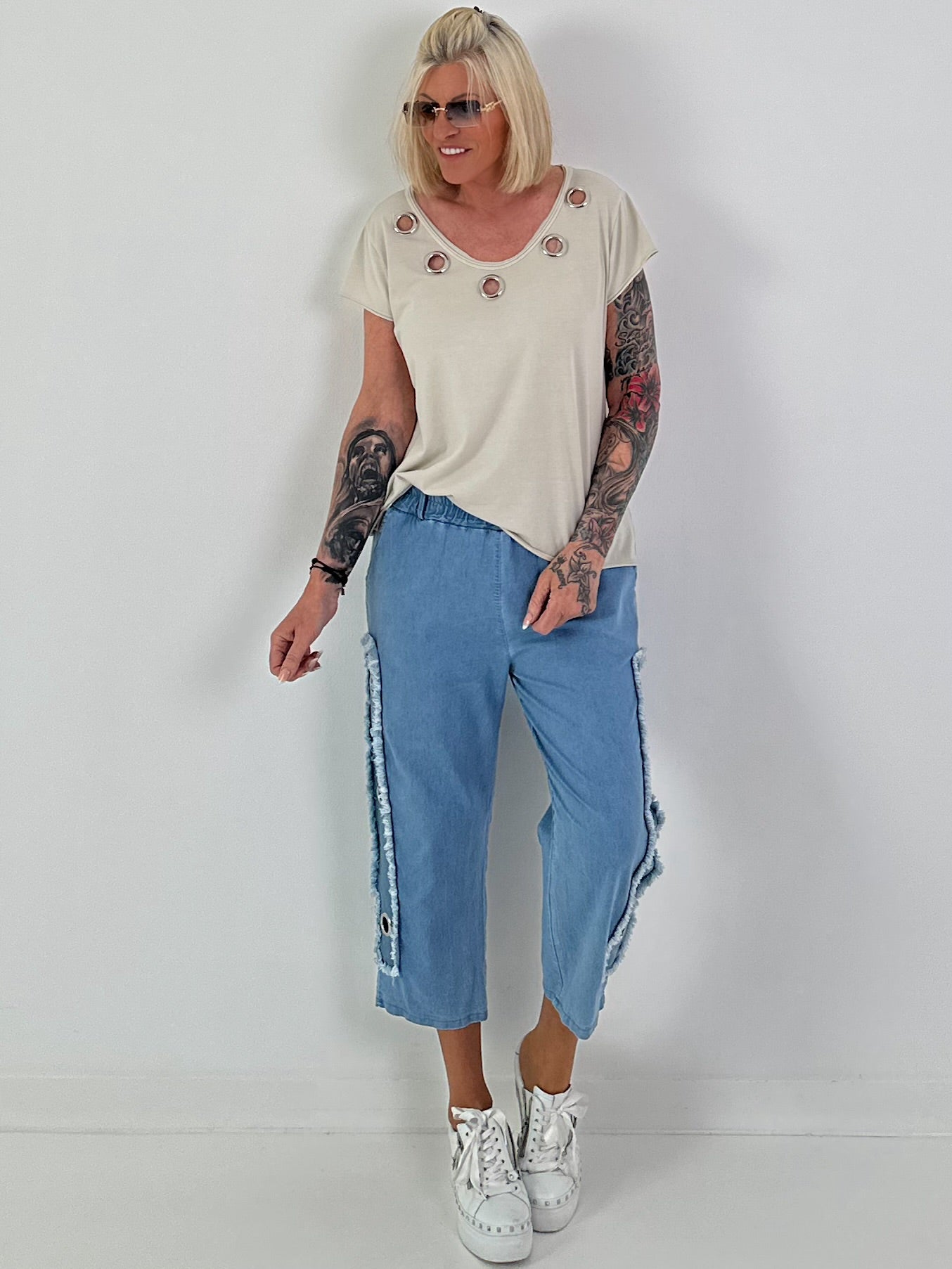 T-Shirt mit Ösen-Ausschnitt - beige