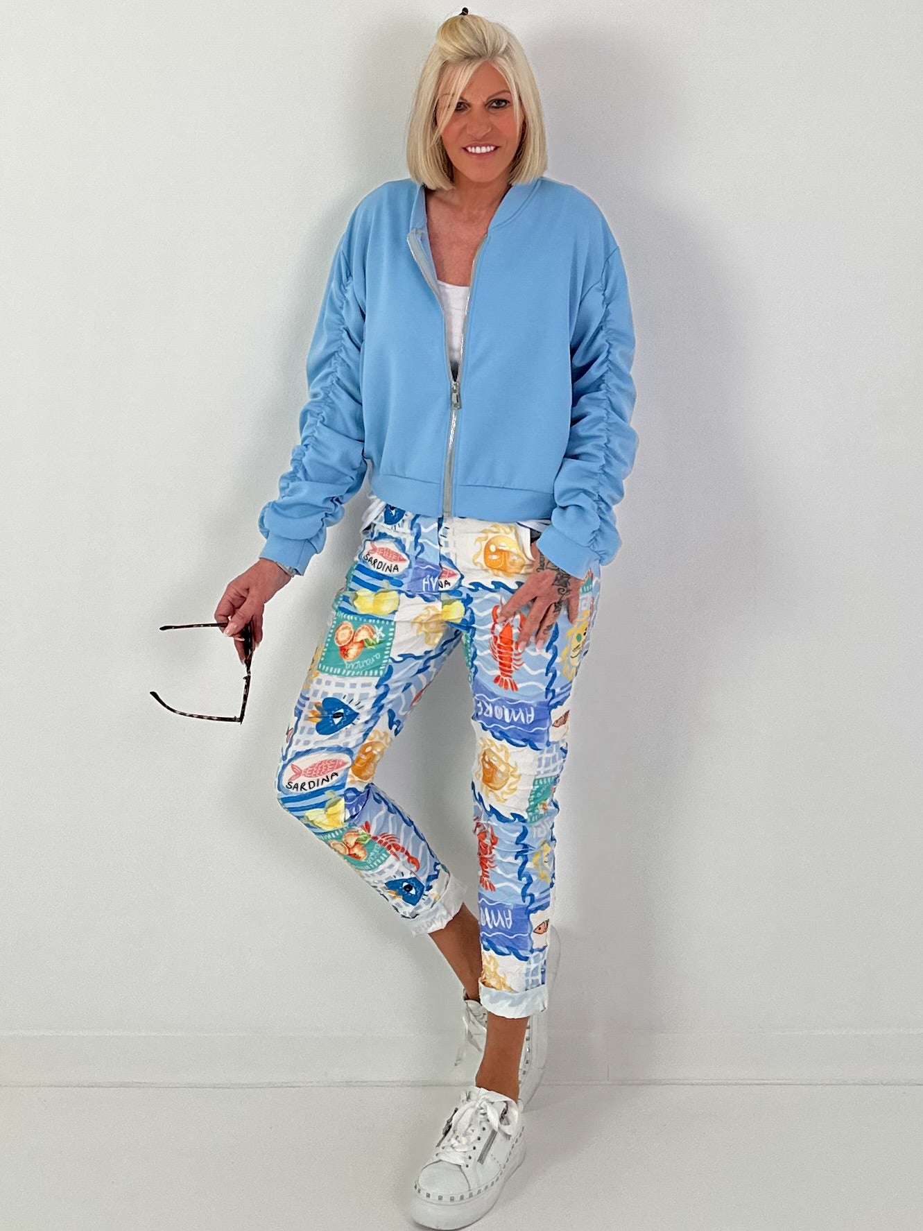 Hose mit All-Over Print-Mix - hellblau-mehrfarbig