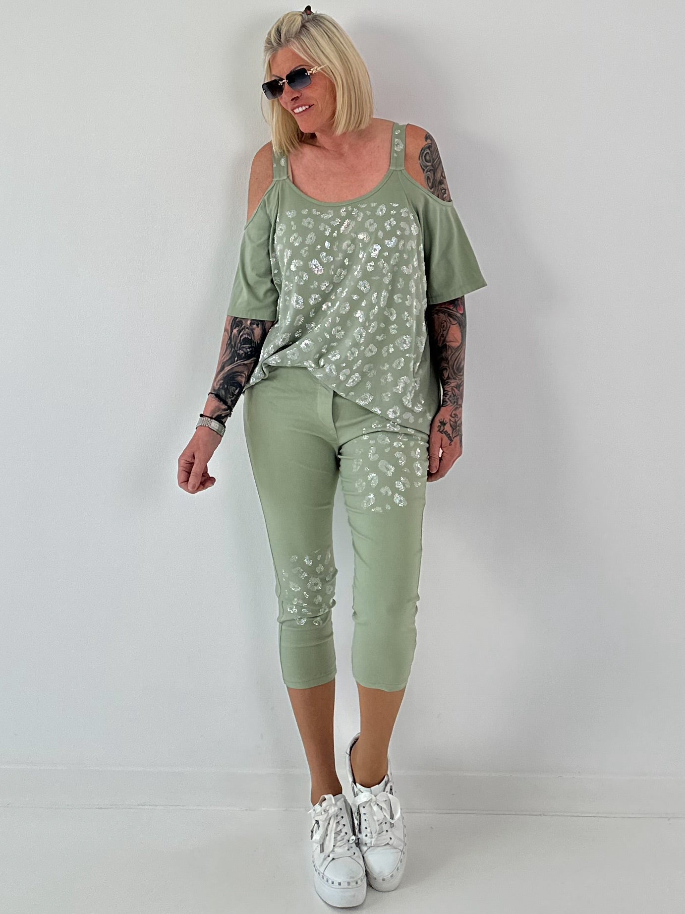 Shirt mit Cold Shoulder und Leo Strass - salbei