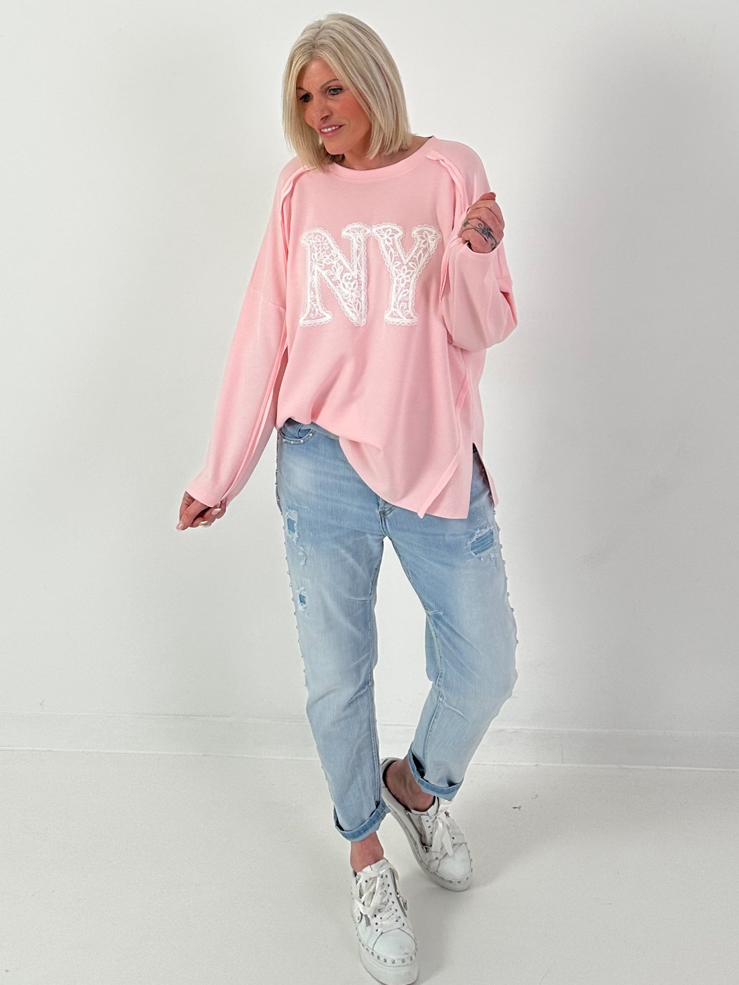 Boyfriend Jeans mit silbernen Nieten - light-denim