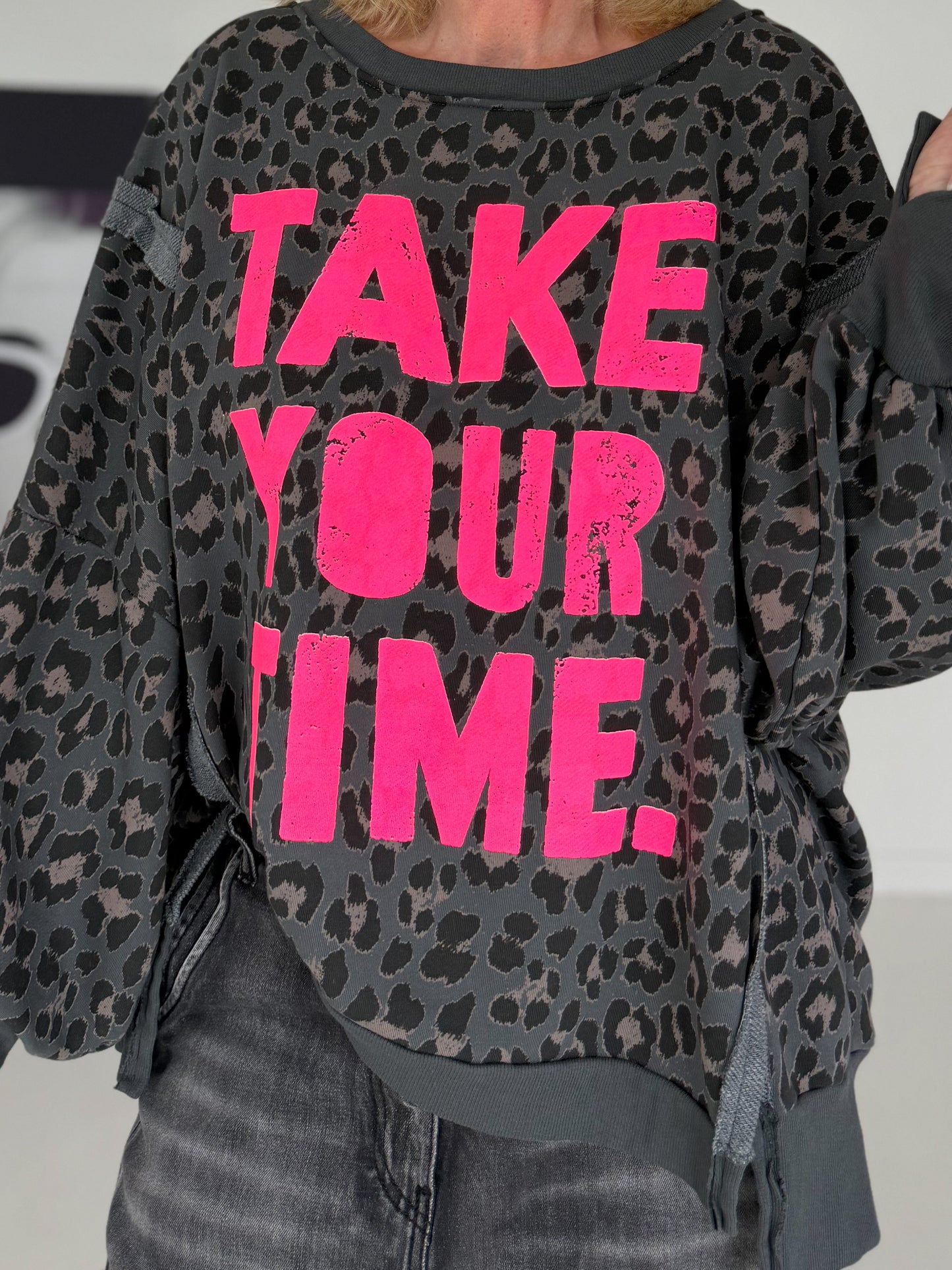 Oversized Sweater im Leoprint mit Schriftzug - anthrazit