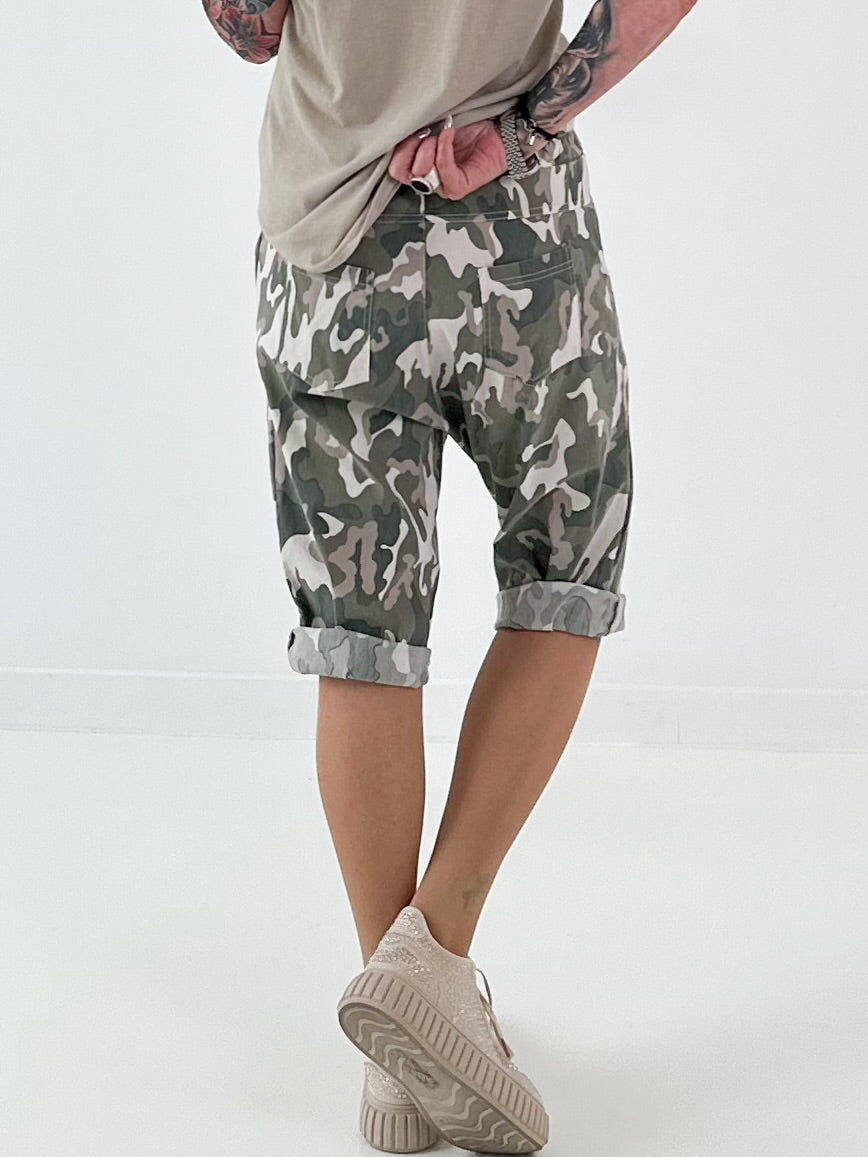 Kurze Baggy Camouflage Look - khaki-beige-mehrfarbig