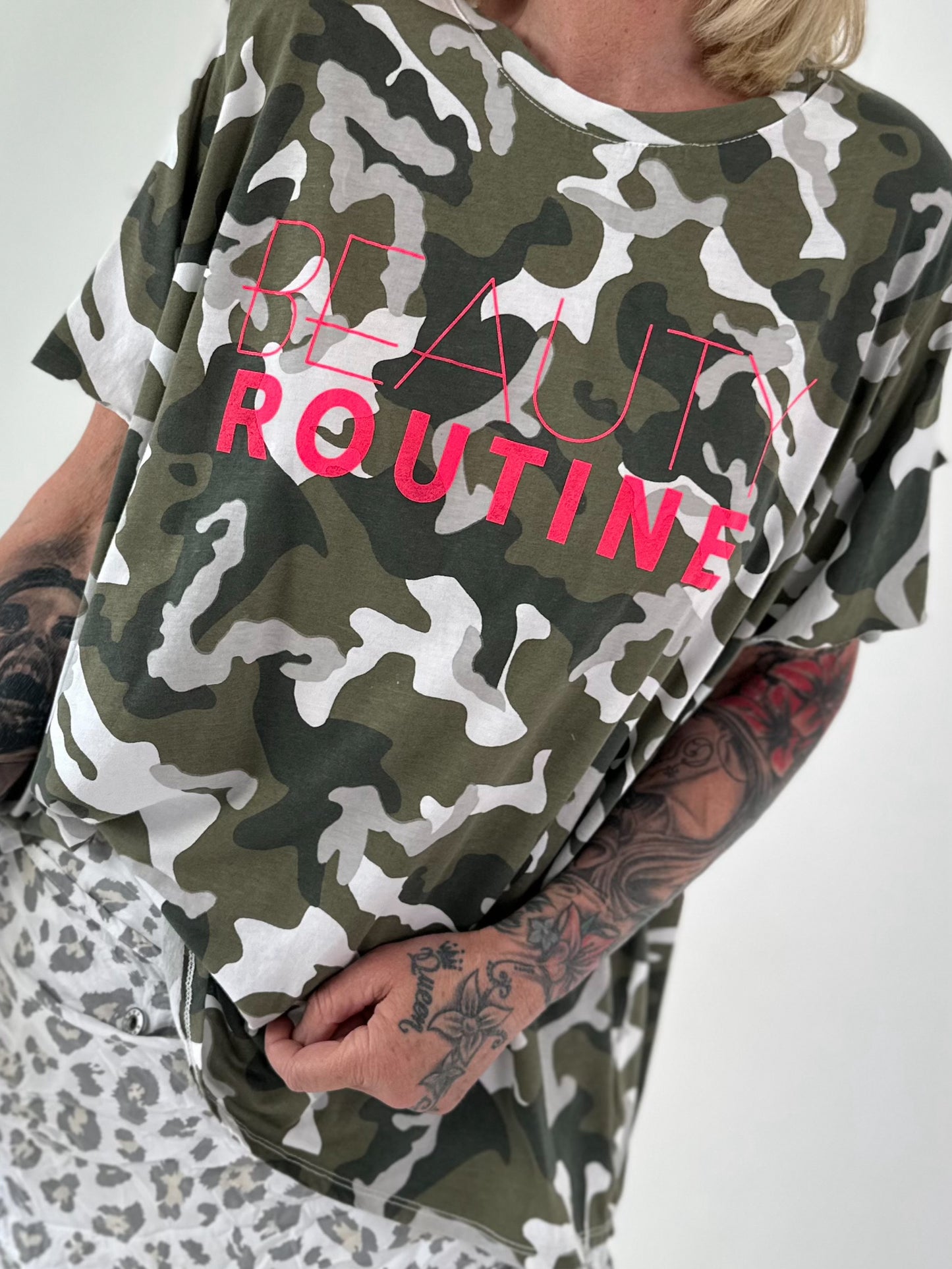 Oversized Camouflage T-Shirt - weiss-mehrfarbig