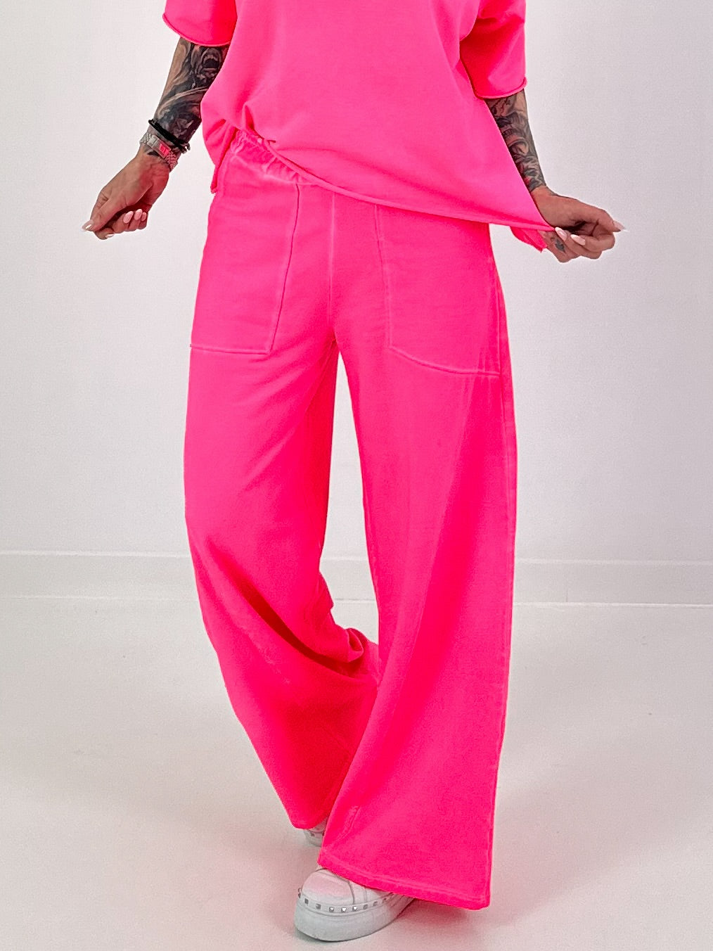 Sweatpants with large side pockets - neon pink