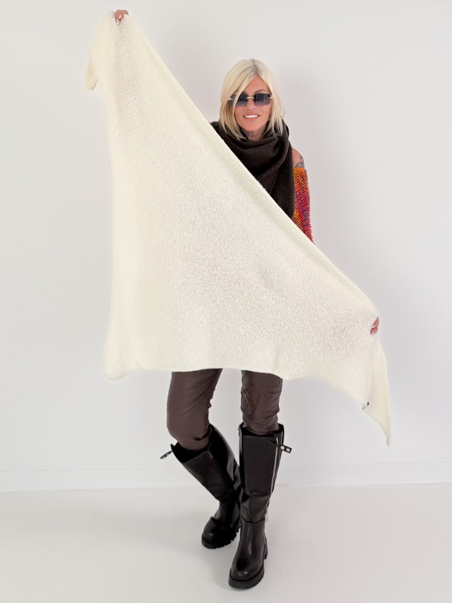 Cozy triangle scarf - cream