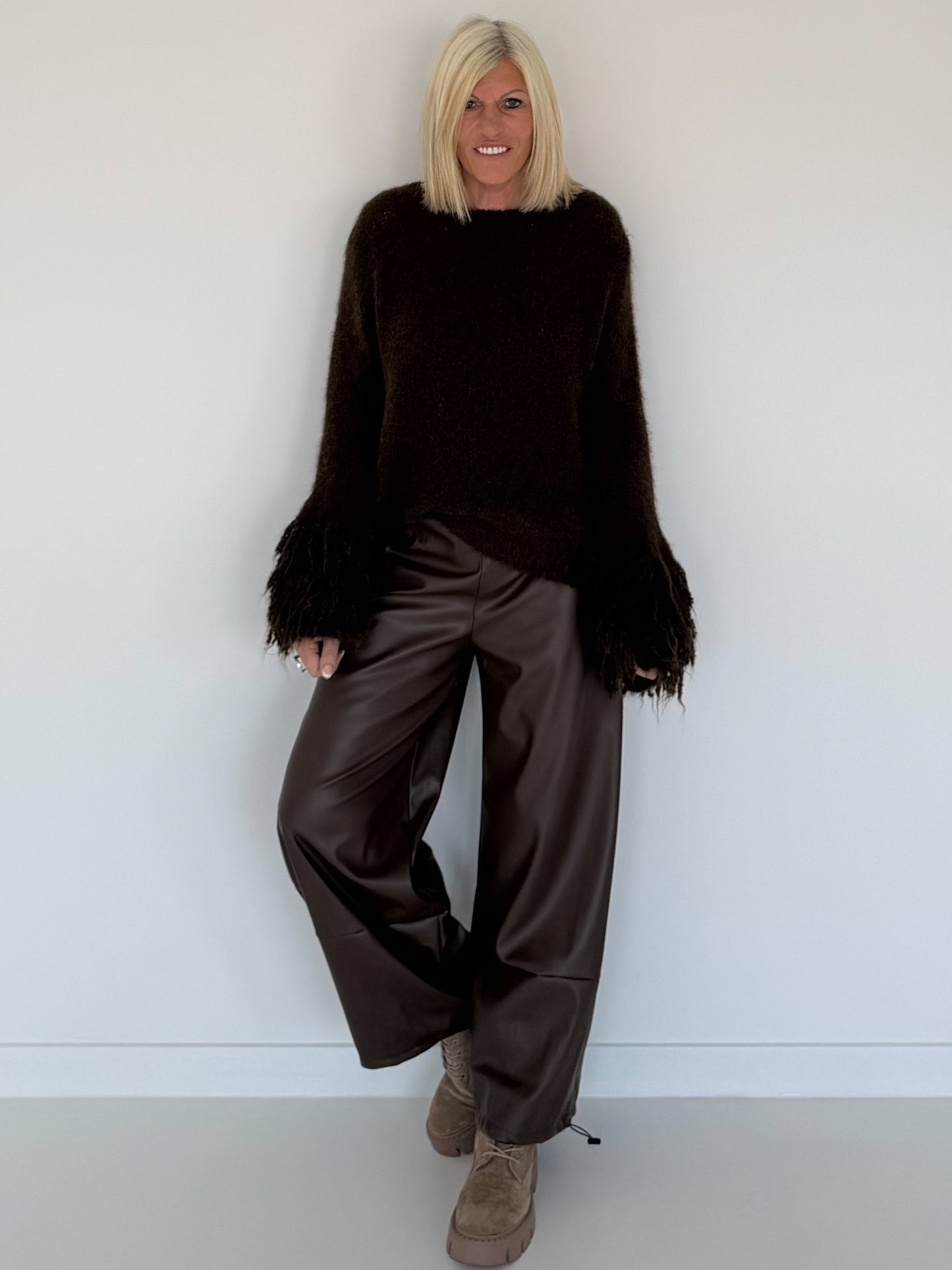 Kuschliger Pullover mit Fransen-Details - mokka